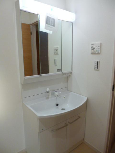 Wash basin, toilet. 1 Building: Indoor (August 2013) Shooting