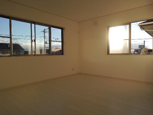 Living. Detached interior introspection photo - Indoor dyed orange at the time of living dusk. Morning of refreshing light, Also impressive sunset, Is attractive overlooking along with the important people.