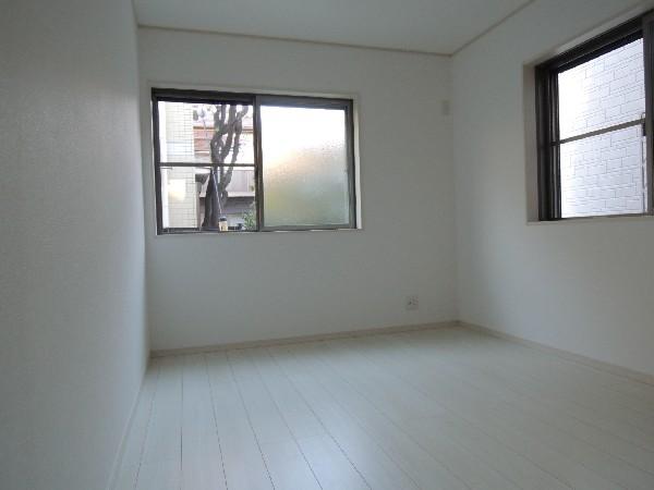 Non-living room. Peek from the first floor of the living room, The garden of the adjacent land!