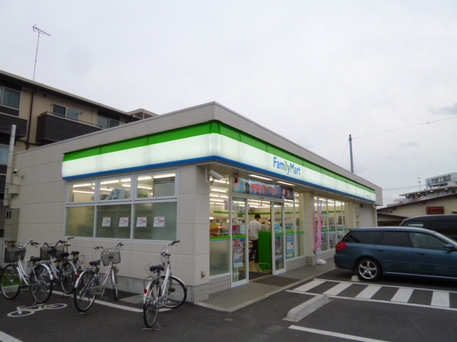 Convenience store. 600m to Family Mart (convenience store)