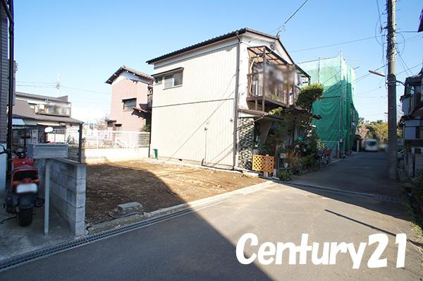 Local photos, including front road. 12 / 6 shooting Vacant lot
