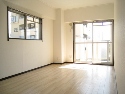 Living and room. Since the window there are two well-ventilated ◎