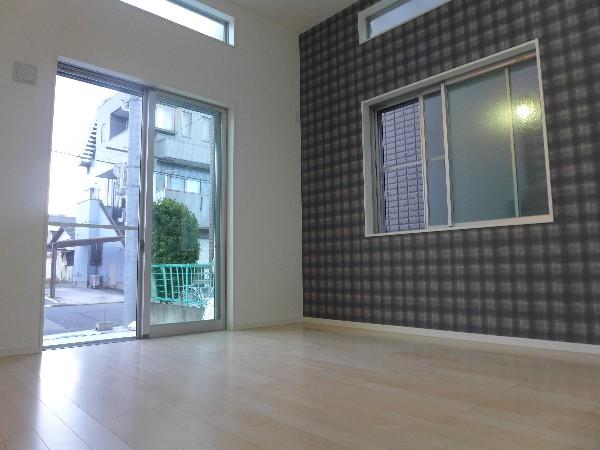 Non-living room. 1F south side room. Day is good because the south is free in the parking space.