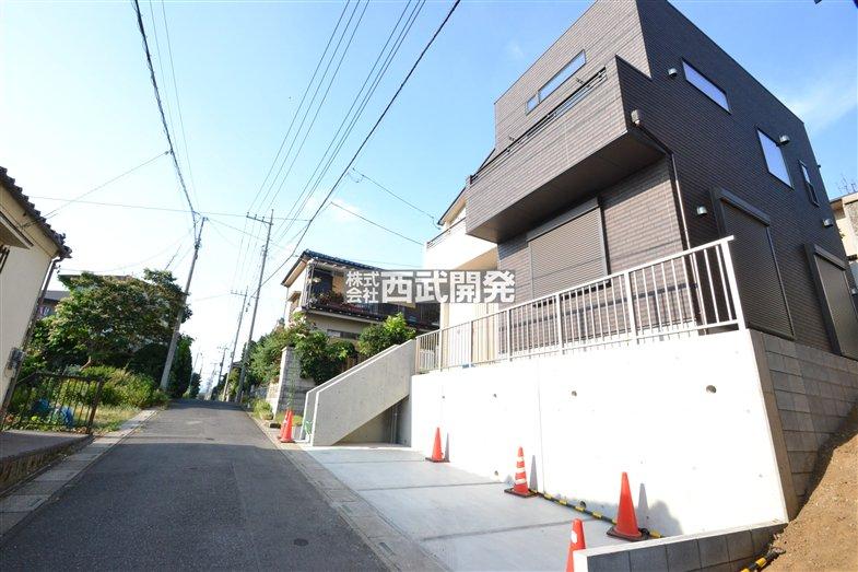 Local photos, including front road. State of the front road