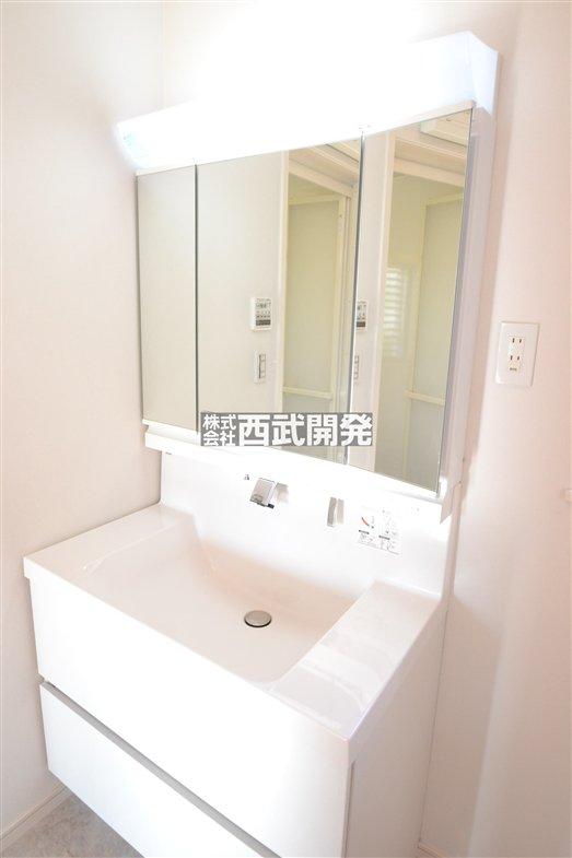 Wash basin, toilet. Wash basin