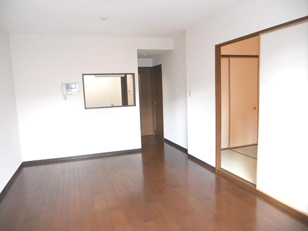 Living and room. If you remove the living room and Japanese-style sliding door ・  ・  ・ A spacious space