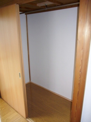 Receipt. Western-style room with a 6-quires storage upper closet