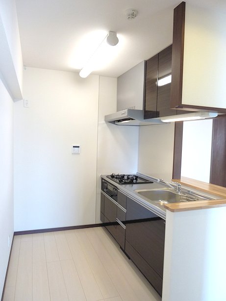 Kitchen. Cooking a breeze in the system kitchen with a 3-burner stove and grill