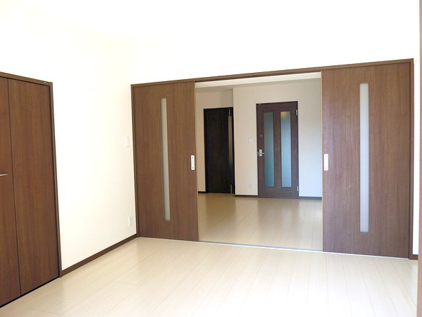 Other room space. Western-style room to connect with the living is also 1LDK in the use of the sliding door