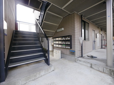 Entrance. Set post and stairs