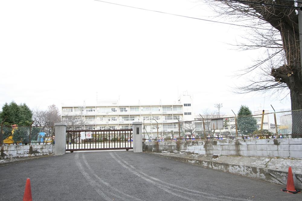 Primary school. 686m until the Saitama Municipal Yonohonmachi Elementary School