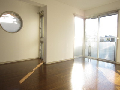 Living and room. It is fashionable round window! 