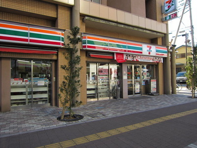 Convenience store. 300m to Seven-Eleven (convenience store)