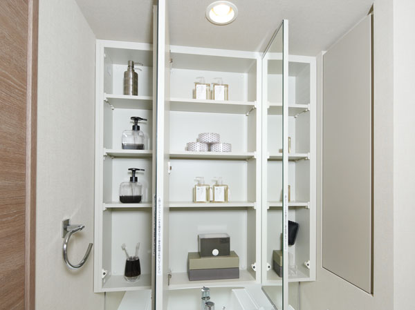 Bathing-wash room.  [Three-sided mirror back storage] Tissue box was provided with adjustable shelves storage that ensures just fit depth in the back of the three-sided mirror. (More than the published photograph of the model room I type)
