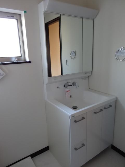 Wash basin, toilet. C Building: Indoor (December 2013) Shooting