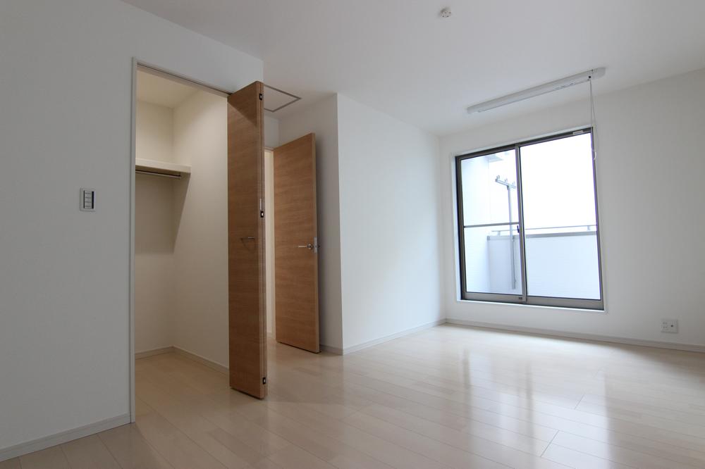Non-living room. Spacious living room. Indoor clothes ・ Walk-in closet with! 