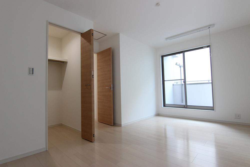 Non-living room. Spacious living room. Indoor clothes ・ Walk-in closet with!