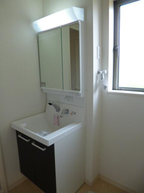 Wash basin, toilet. 1 Building: Indoor (August 2013) Shooting