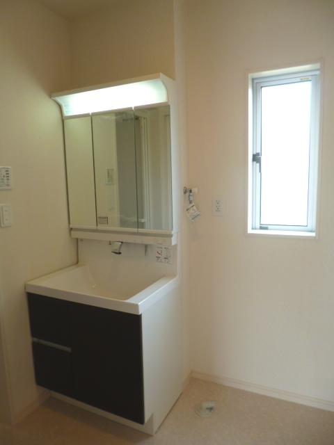 Wash basin, toilet. Building 2: Indoor (August 2013) Shooting