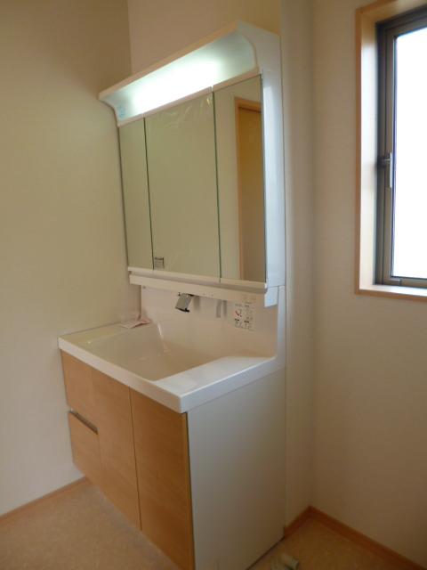 Wash basin, toilet. Building 3: Indoor (August 2013) Shooting