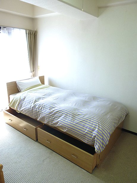 Other room space. Single bed with storage ・ Convenient to towels and underwear put