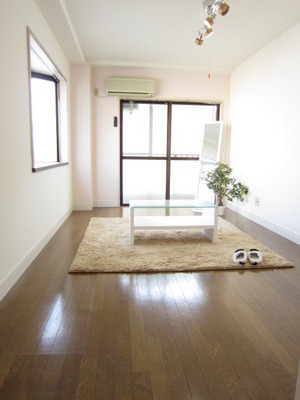 Living and room. It is airy rooms of the flooring of the Western-style two-sided lighting