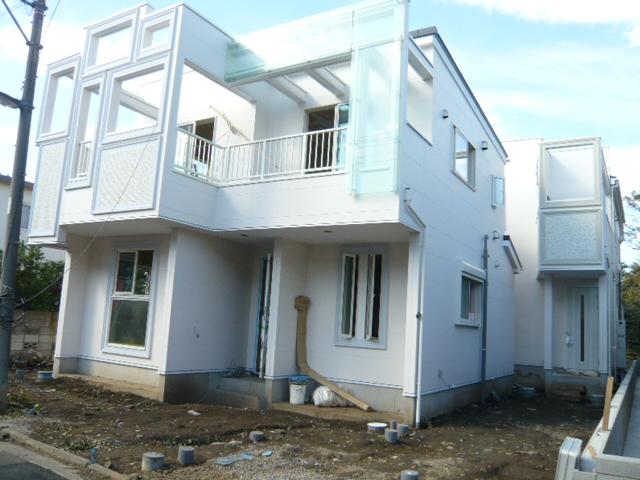 Local appearance photo. C Building _4080 ten thousand! A ・ B Building happy spacious living room has a feeling of opening with a gradient ceiling (B Building 19.2 Pledge C Building 18 Pledge) offers white is bright appearance complete model room with all Building floor heating