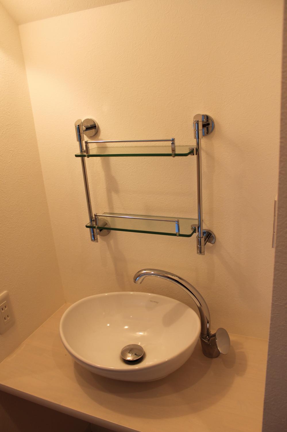 Wash basin, toilet.  ☆ It is fashionable ☆ 