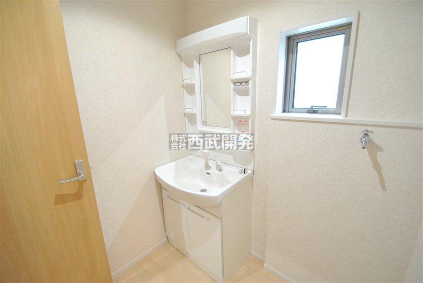 Wash basin, toilet. 4 Building washroom (November 2013) Shooting