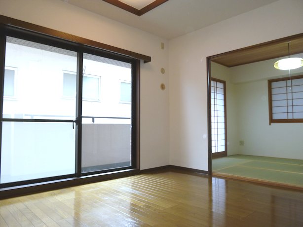 Living and room. Bright living room and Japanese-style room facing the south balcony