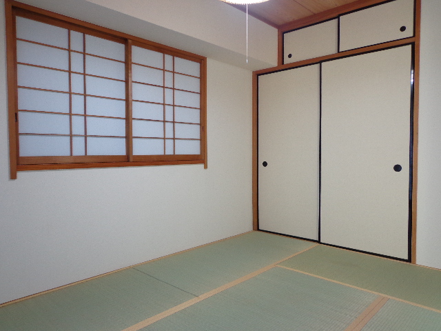 Other room space.  ☆ Japanese-style room 6 quires ☆ There is a bay window ☆ 