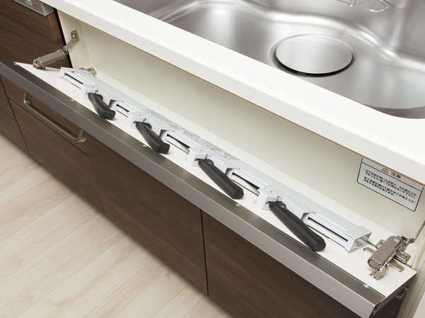 Kitchen.  [Sink before kitchen knife feed (with child lock)] With installed at a height that can be taken out the knife to not bend down, You can change the direction in accordance with the dominant hand.