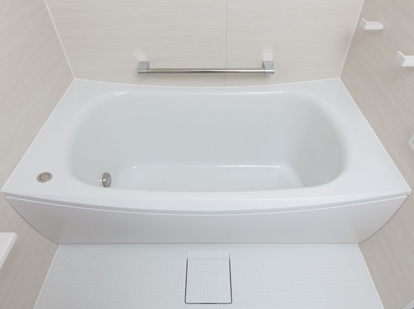 Bathing-wash room.  [Cradle bathtub] Raise the headrest part, Partial narrowing straddles the low design. It is a tub bath feeling of charm encompassing the beautiful curves and systemic.