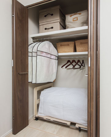 Receipt.  [Closet-type storage] Not only the storage of futon, So that clothes and accessories also can hold a lot, It offers a shelf plate and the hanger pipe.