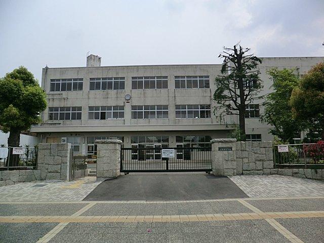 Junior high school. 580m until the Saitama Municipal Yono West Junior High School