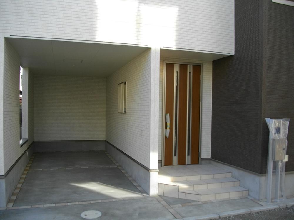 Parking lot. Local (11 May 2013) shooting Building 2 built-in garage