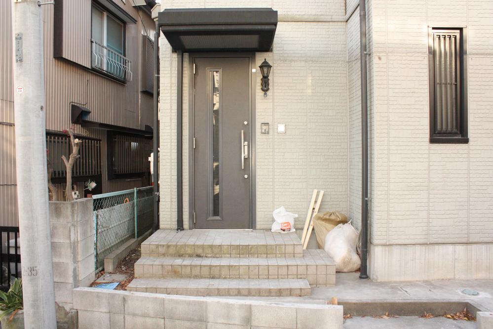 Entrance. Local (12 May 2013) Shooting