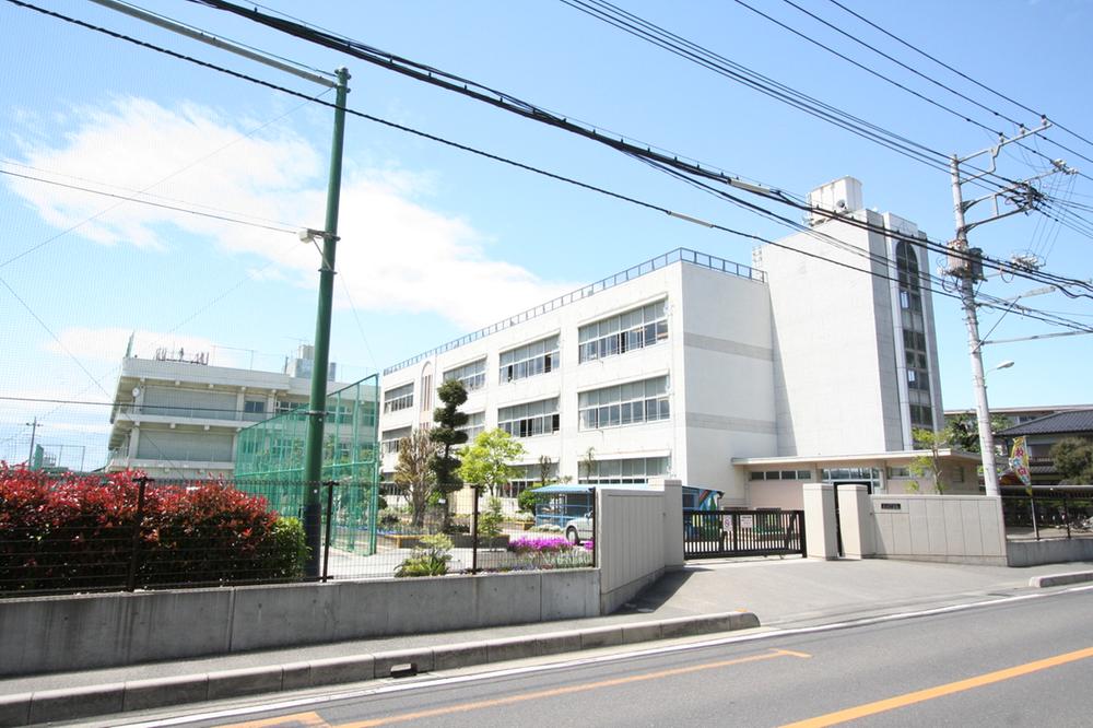 Primary school. Odo to elementary school 190m