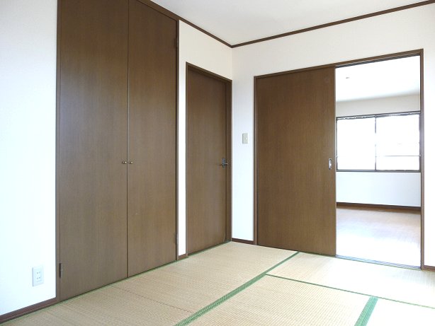 Other room space. Housed plenty of bright Japanese-style room facing south