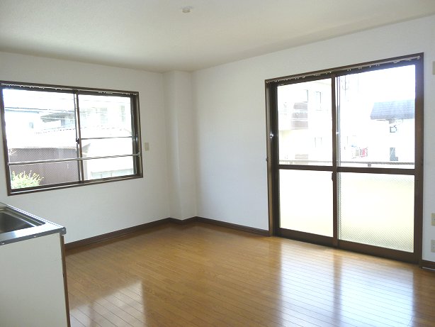 Living and room. Bright and airy living room facing south balcony and Higashimado