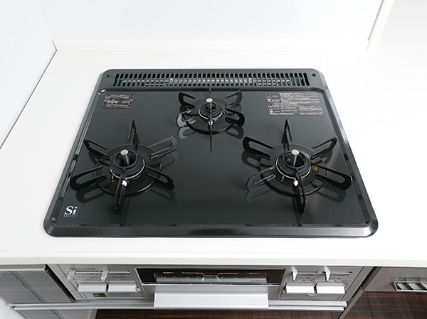 Kitchen.  [Three-necked gas stove] Three-necked stove + grill type to up the efficiency of the cuisine. Equipped with safety features such as "cooking oil overheating prevention device," "forgetting to turn off fire function".