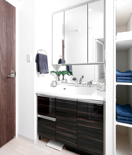 Bathing-wash room.  [Powder Room] Can be stored in smart the there is a convenient storage space small parts at the bottom of the Kagamiura and wash basin. Also, Linen such as towels and hygiene products is over with a clean shelf ( ※ Installed in the part except dwelling unit) also wash room.