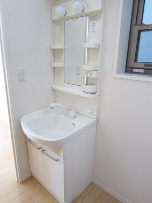 Other. Popular shampoo dresser, There is also a window!