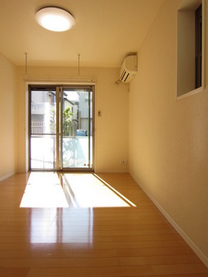 Living and room. 7.1 tatami flooring of Western-style! It is a two-sided lighting!