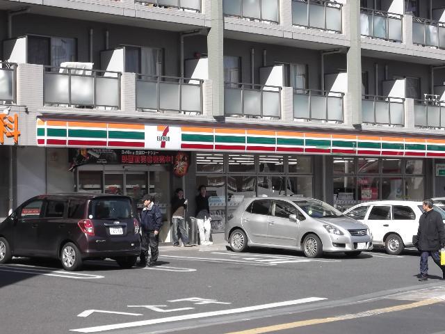 Convenience store. Seven-Eleven to Saitama Honmachinishi 5-chome situated along the 476m Yahata street. Aitete was good Seven-Eleven. 