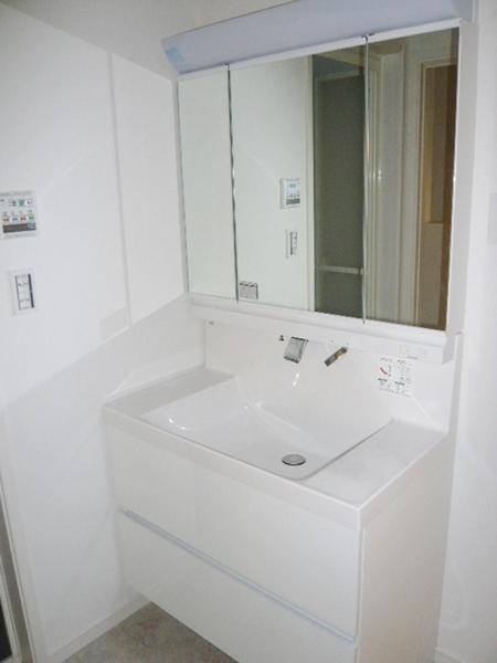 Wash basin, toilet. Indoor (11 May 2013) Shooting