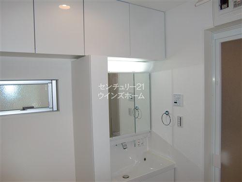 Wash basin, toilet. Building 3