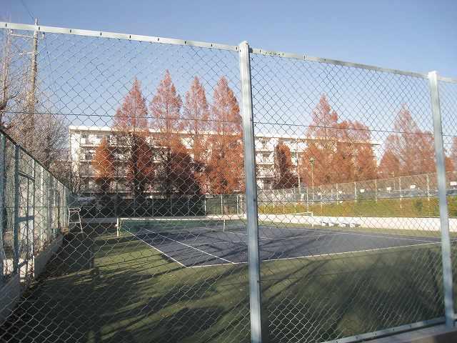 Other.  ◆ On-site tennis court