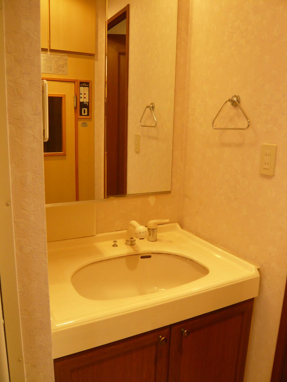 Wash basin, toilet. ● washbasin ~ !