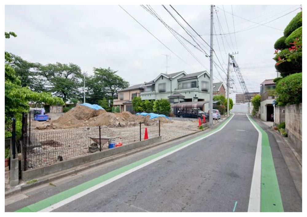Local appearance photo. 13 / 05 / 27 currently under construction Heisei completed in late from the 25-year mid-October Clear 4LDK Earthquake-resistant structure